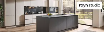 Moderne Küche mit dunkler Kochinsel, Logo „rayn studio“ im Banner